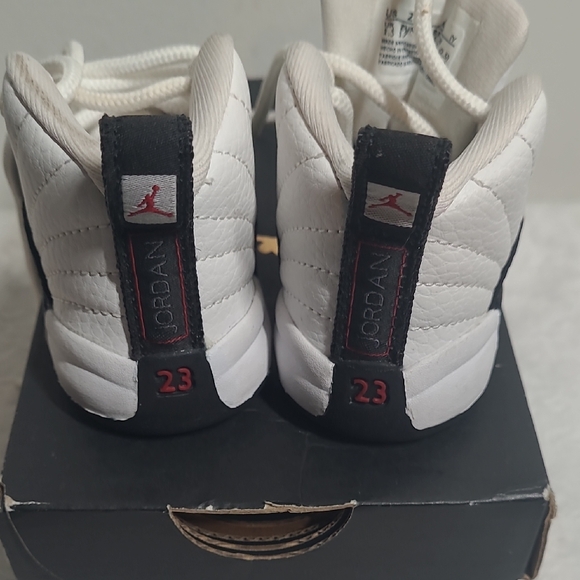 Jordan White and Black Sneakers Classic Basketball Design - Picture 5 of 8